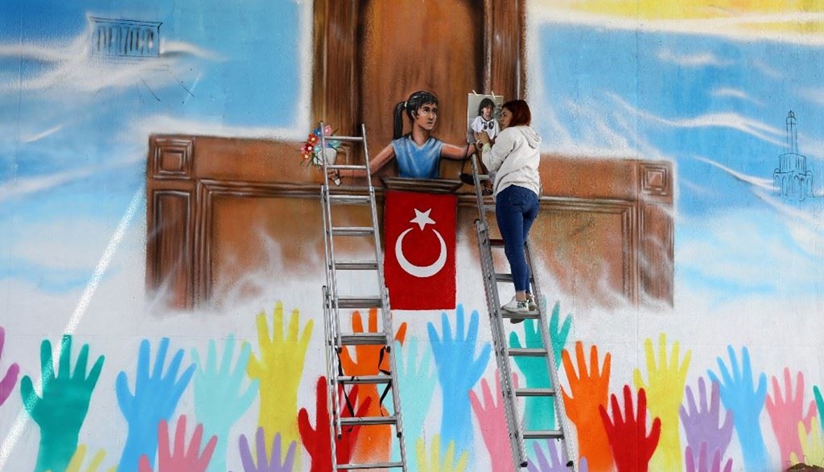 رسم على أعمدة جسر في شارع مولانا في أنقرة (أ ف ب). 