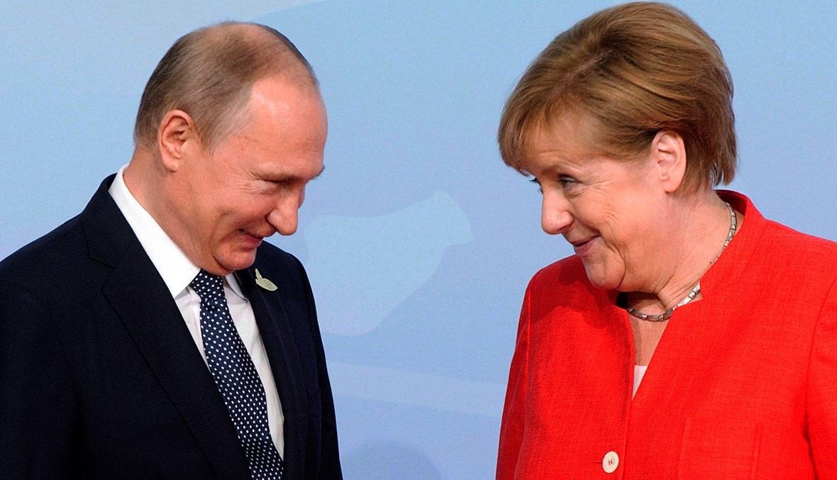 المستشارة الألمانية أنجيلا ميركل والرئيس الروسي فلاديمير بوتين خلال قمة مجموعة العشرين في هامبورغ - 2017 - "أ ب"