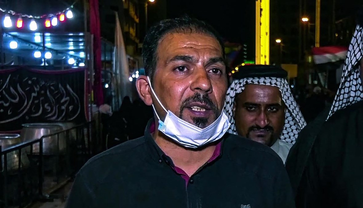 لقطة شاشة من فيديو يظهر فيها الناشط العراقي إيهاب الوزني خلال إحياء ذكرى الإمام الحسين في مدينة كربلاء (27 آب 2020، أ ف ب). 