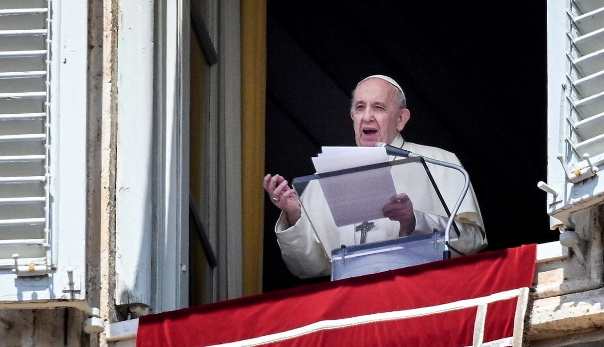 البابا فرنسيس يلقي عظة الأحد من شرفة الفاتيكان (أ ف ب).