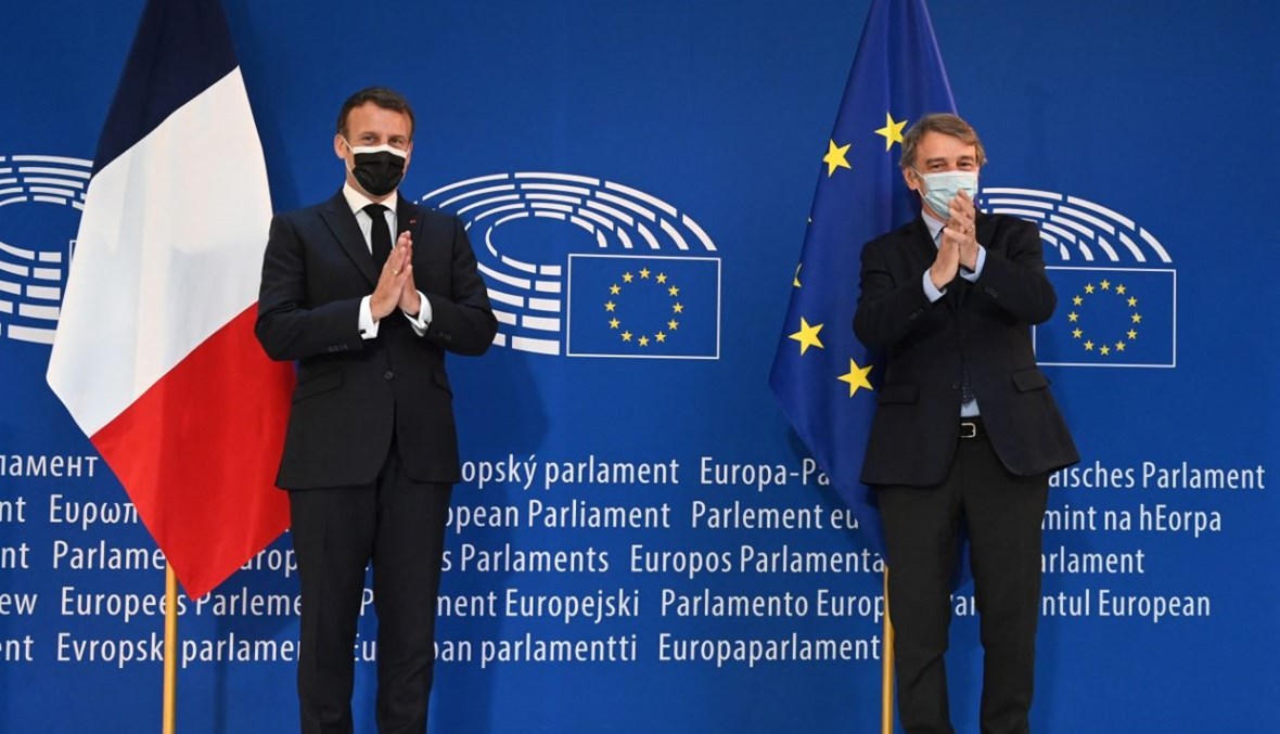 ماكرون ورئيس البرلمان الأوروبي ديفيد ساسولي يصفقان في البرلمان الأوروبي في ستراسبورغ شرق فرنسا، بمناسبة يوم أوروبا 2021 ومؤتمر مستقبل أوروبا (9 ايار 2021، أ ف ب).  