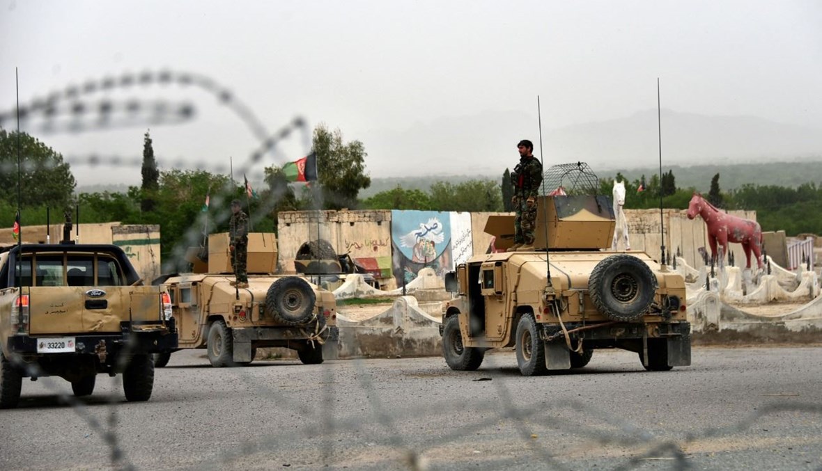 عناصر من قوات الأمن الأفغانية تمركزوا في عربات همفي خلال عملية عسكرية في منطقة أرغنداب بإقليم قندهار (4 نيسان 2021، أ ف ب). 