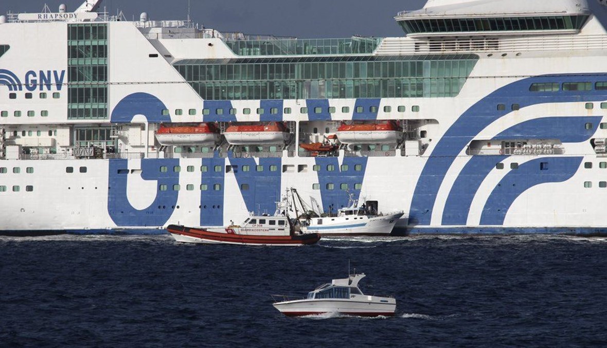 نقل مهاجرين إلى العبارة GNV Rhapsody الراسية قبالة جزيرة لامبيدوزا بإيطاليا (5 ايلول 2020، أ ب).