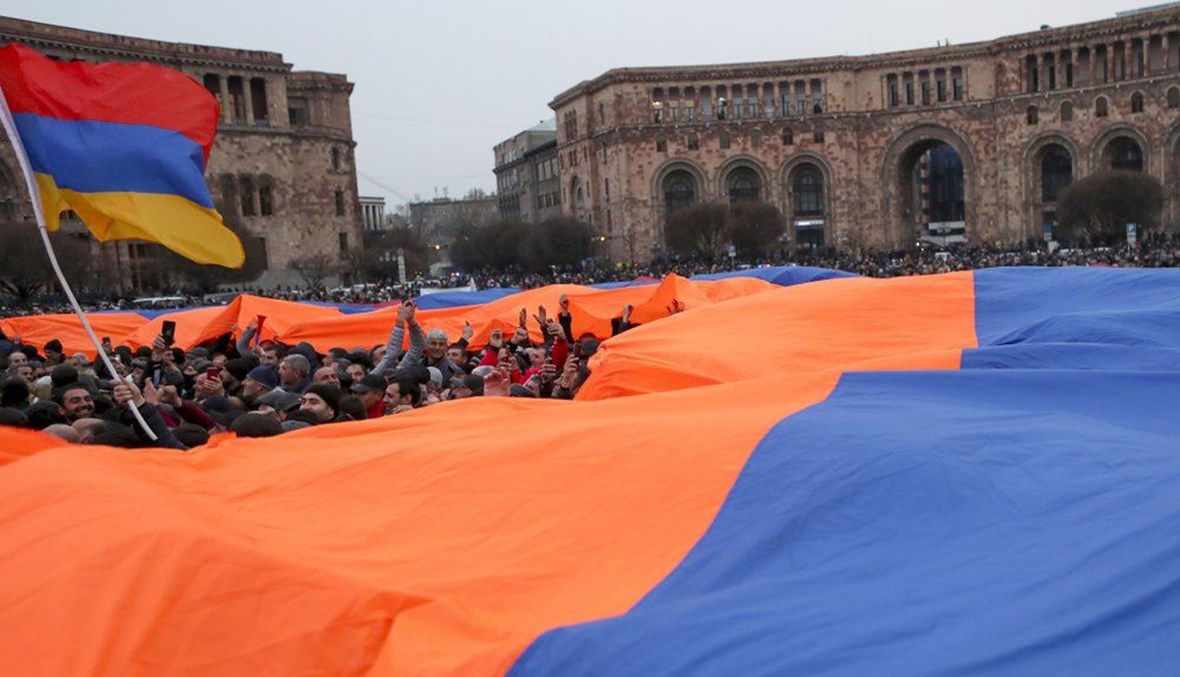 خلال تجمع لأنصار باشينيان في وسط يريفان بأرمينيا (1 آذار 2021، أ ب). 