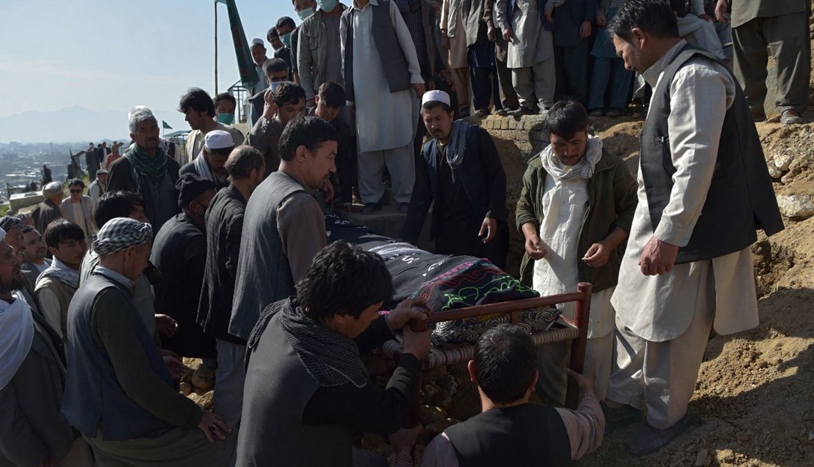أفغان يشيعون جثة فتاة قضت في الهجوم، في داشت بارتشي عند مشارف كابول (9 ايار 2021، أ ف ب). 