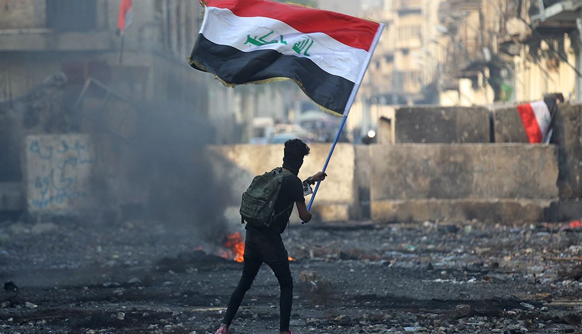 صورة لشاب مع علم العراق