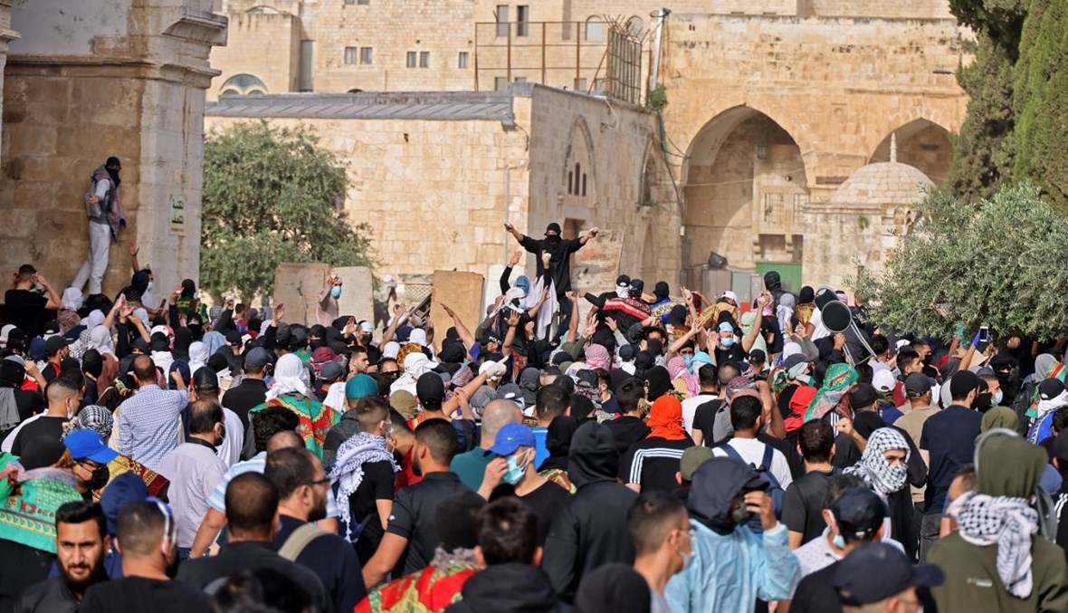 فلسطينيون خلال اشتباكات مع قوات الأمن الإسرائيلية في المسجد الأقصى بالقدس (10 ايار 2021، أ ف ب). 