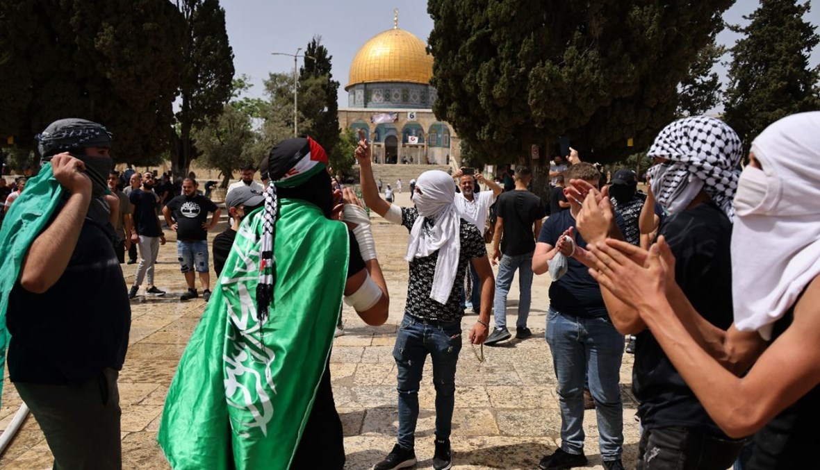 متظاهرون فلسطينيون يرددون هتافات ويرقصون في المسجد الأقصى بالقدس (10 ايار 2021، أ ف ب).
