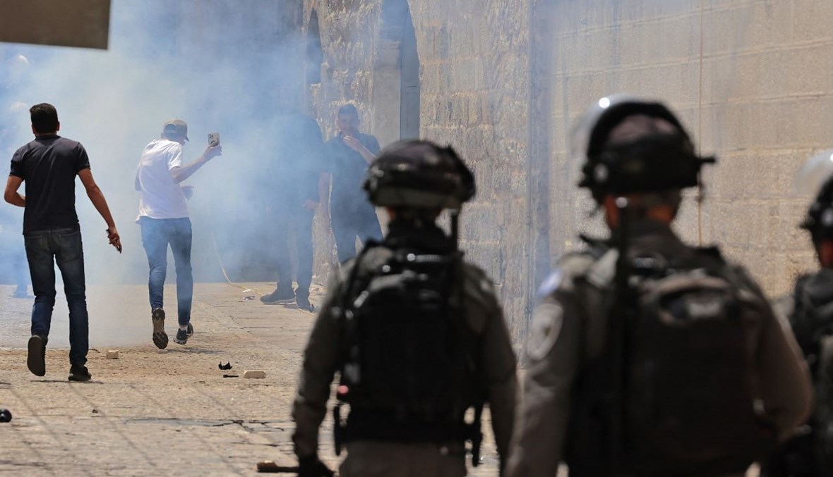 فلسطينيون خلال مواجهات مع قوات الأمن الإسرائيلية في البلدة القديمة بالقدس (10 ايار 2021، أ ف ب). 