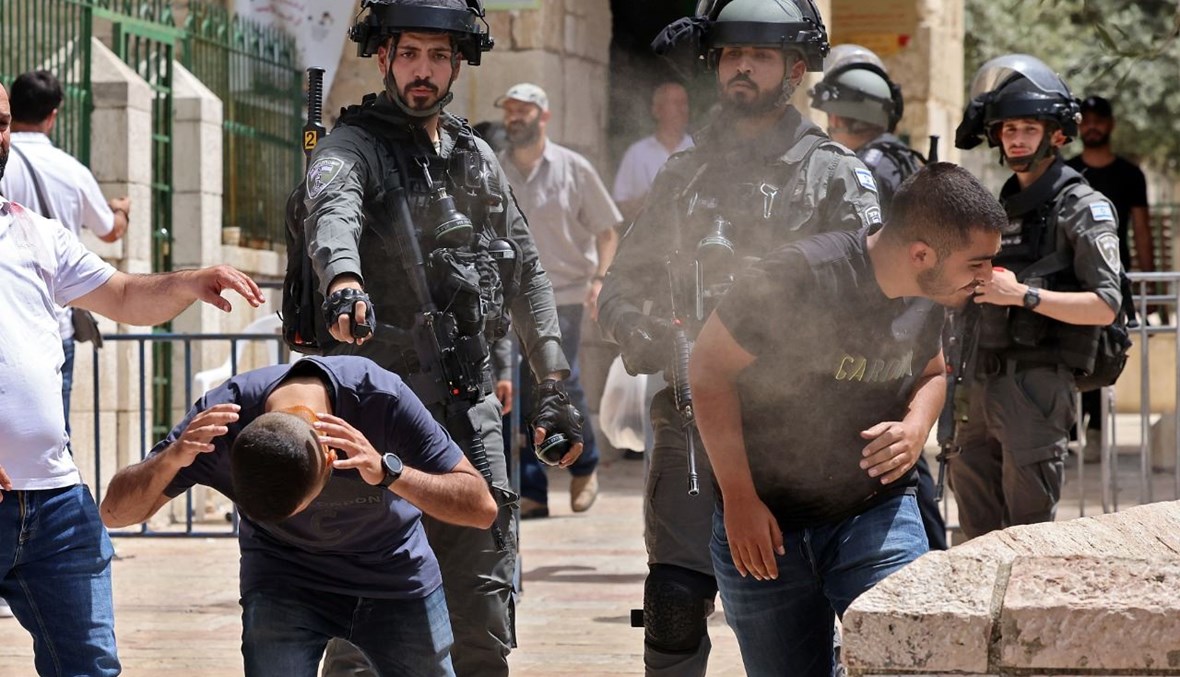 عناصر من قوات الأمن الإسرائيلية يرشون متظاهرين فلسطينيين في البلدة القديمة بالقدس (10 ايار 2021، أ ف ب).  