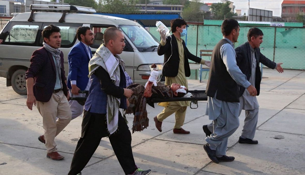 نقل فتاة جريحة على نقالة إلى المستشفى بعد انفجار خارج مدرسة في داشت بارشي غرب كابول (8 ايار 2021، أ ف ب). 