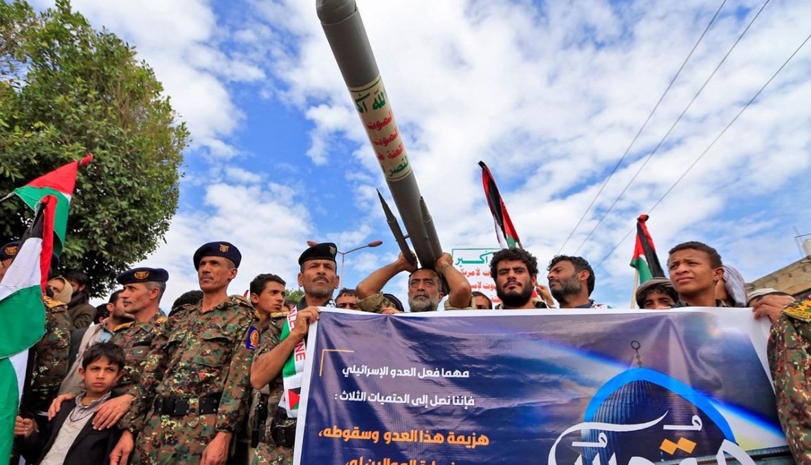 أنصار للحوثيين يرفعون لافتات معادية لإسرائيل وأعلاما فلسطينية خلال تجمع في العاصمة صنعاء (7 ايار 2021، أ ف ب). 