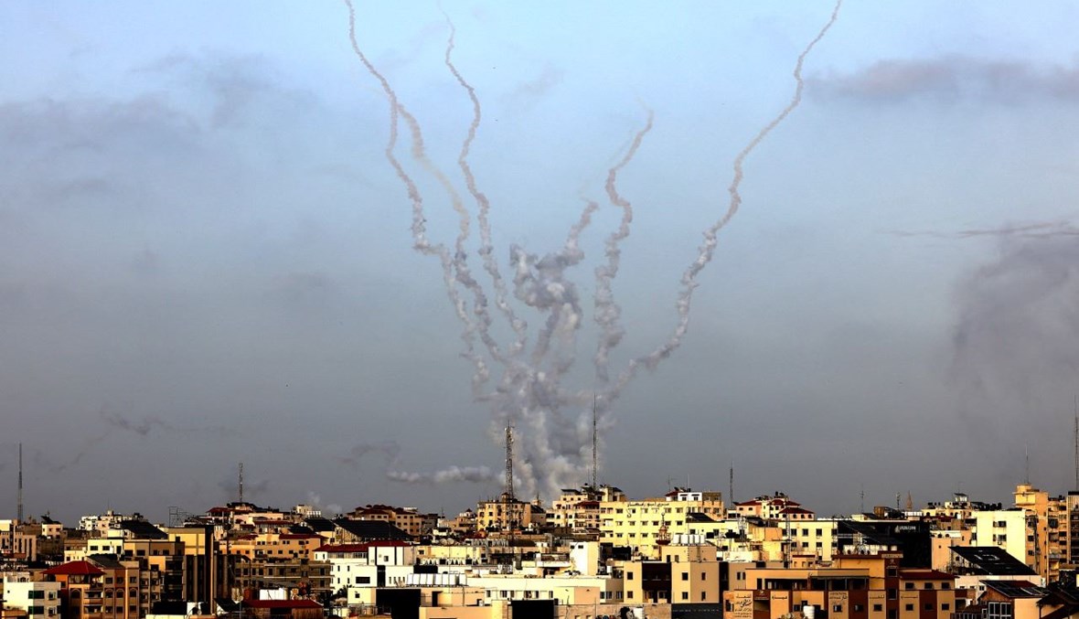 اطلاق صواريخ من مدينة غزة باتجاه إسرائيل (10 ايار 2021، ا ف ب). 
