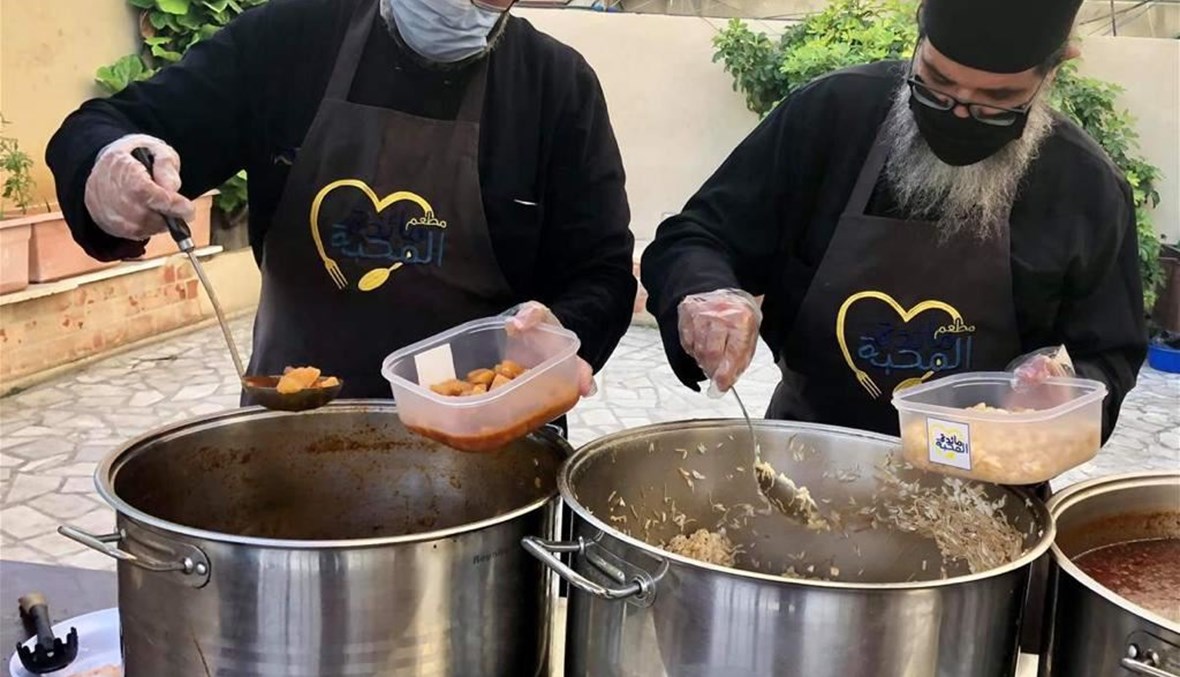 رجال دين مسيحيون يقدمون الافطار على "مائدة المحبة" في الميناء- طرابلس