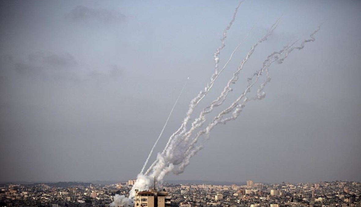 صواريخ لدى إنطلاقها من قطاع غزة أمس.   (أ ف ب)