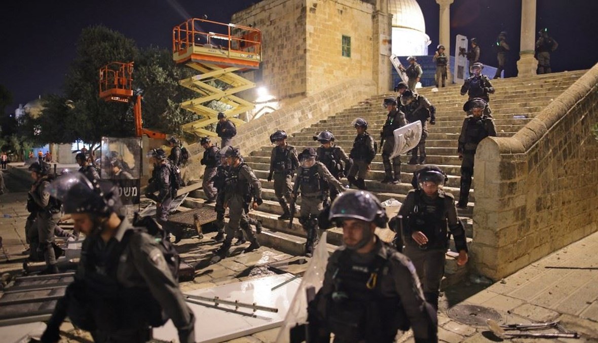 القوات الإسرائيلية تستبيح المسجد الأقصى (أ ف ب).