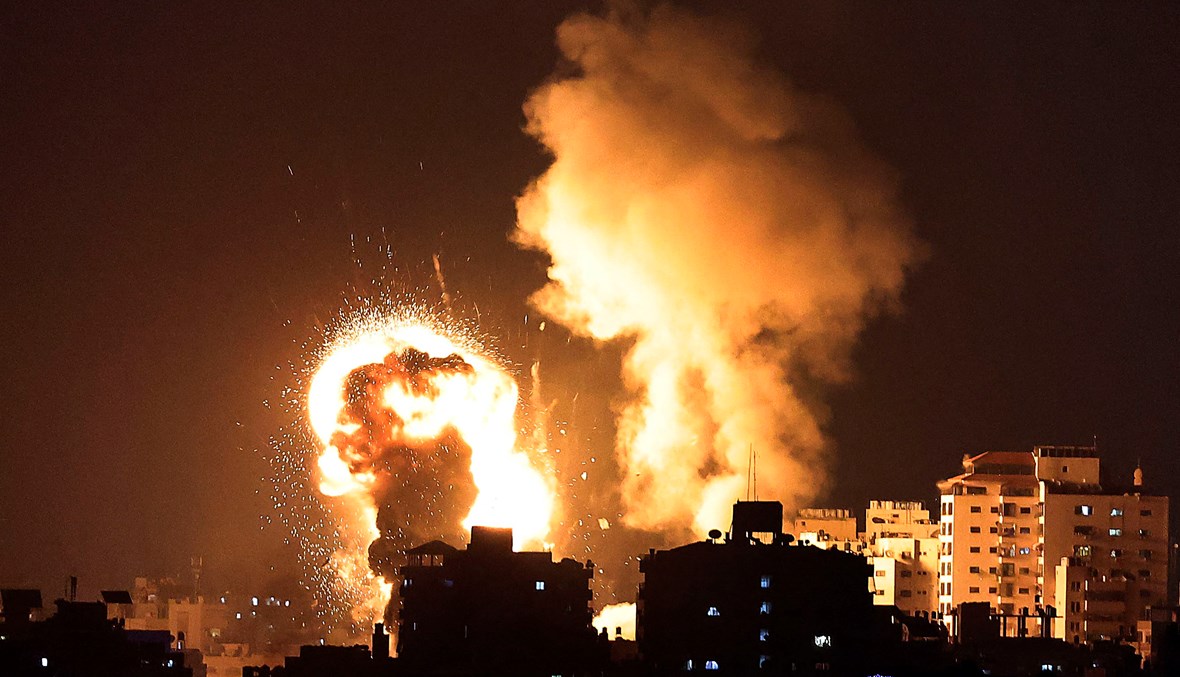 القصف الإسرائيلي على غزّة ليل الاثنين الثلثاء (أ ف ب).