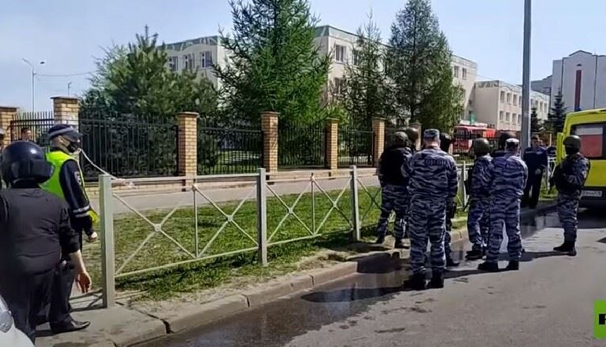 رجال أمن أمام المدرسة التي شهدت عملية القتل في مدينة قازان الروسية أمس.