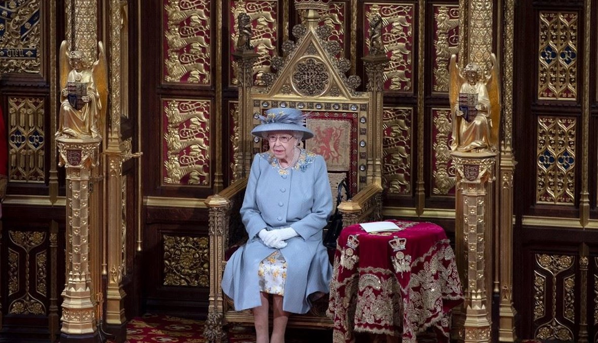 الملكة أليزابيث الثانية في البرلمان البريطاني قبيل إلقائها خطاب العرش أمس.(أ ف ب)