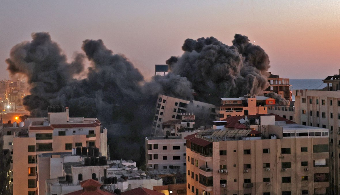 البرج السكني في غزّة الذي طالته الضربة الجوّية الإسرائيلية (أ ف ب).