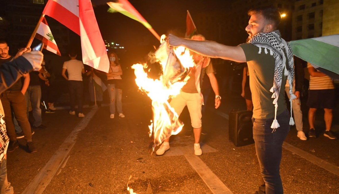 احراق العلم الاسرائيلي في تظاهرة مؤيدة للشعب الفلسطيني في لبنان.