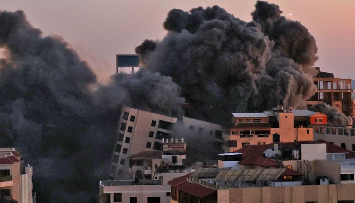 الدخان يتصاعد من جراء غارة إسرائيلية على مدينة غزة أمس.(أ ف ب)