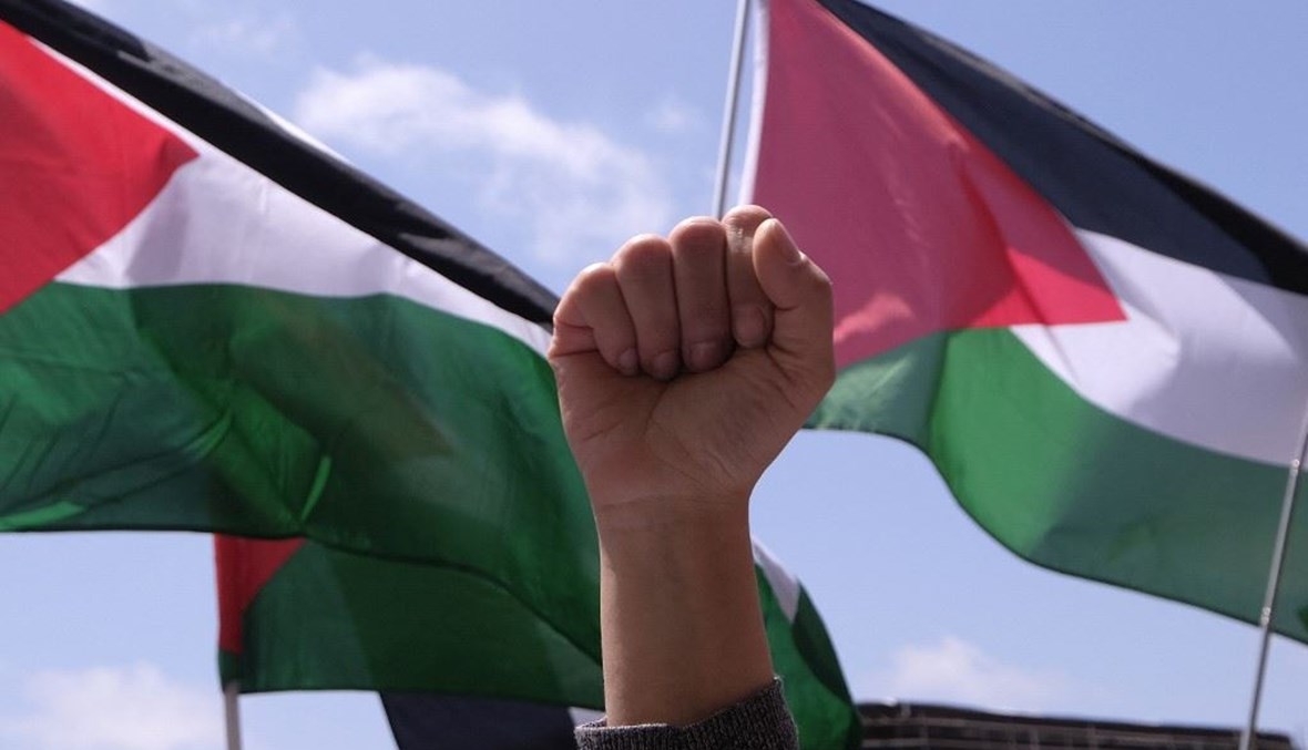 متظاهرة ترفع قبضتها خلال احتجاج ضد إسرائيل وتأييدًا للفلسطينيين خارج القنصلية الإسرائيلية في لوس أنجلوس (أ ف ب). 