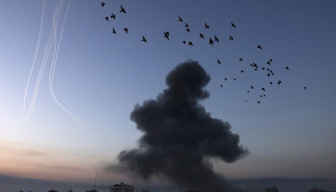 الدخان يتصاعد بعد غارة جوية إسرائيلية على مدينة غزة (أ ف ب). 