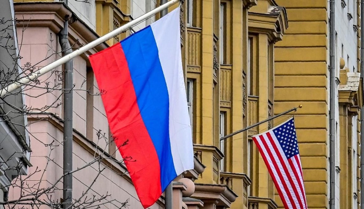 علم روسيا بالقرب من مبنى السفارة الأميركية في موسكو (أ ف ب).