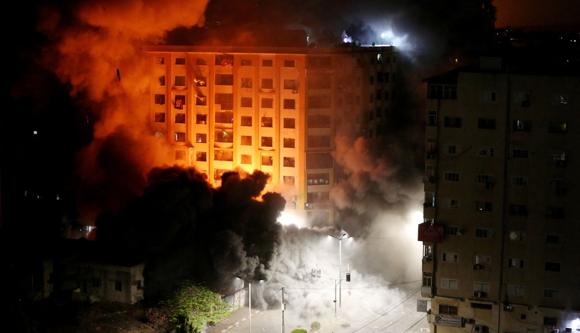 البرج السكني الذي استهدفته غارة إسرائيلية ليل أمس في غزة (أ ف ب).