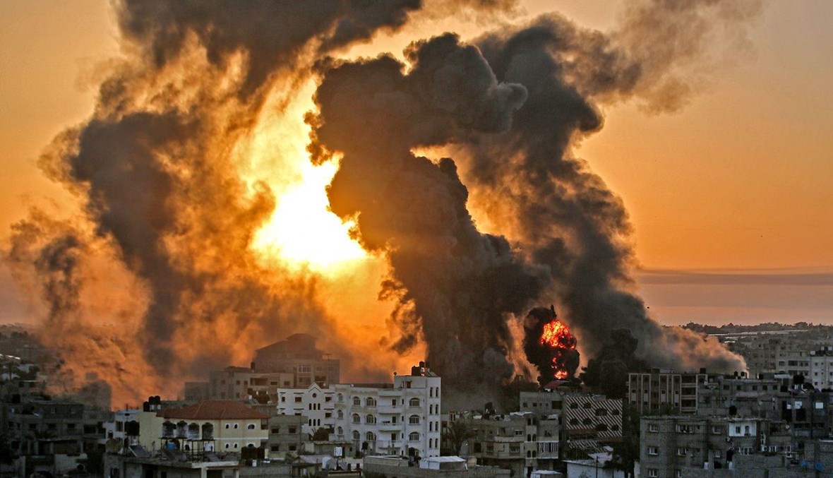حريق في خان يونس عقب غارة جوية إسرائيلية على أهداف في جنوب قطاع غزة ( 12 أيار 2021).