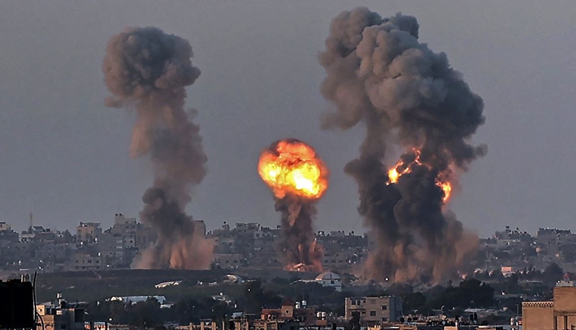 كرة نار فوق إحدى بنايات خان يونس جنوب قطاع غزة، عقب غارة جوية إسرائيلية (12 أيار 2021- أ ف ب).