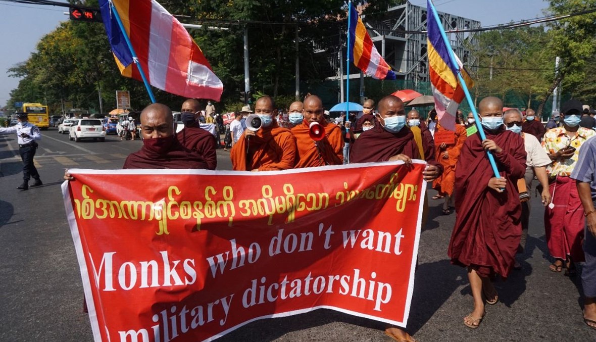 رهبان بوذيون يشاركون في تظاهرة أمام سفارة إندونيسيا في يانغون احتجاجا على الانقلاب العسكري في بورما (24 شباط 2021، أ ف ب). 