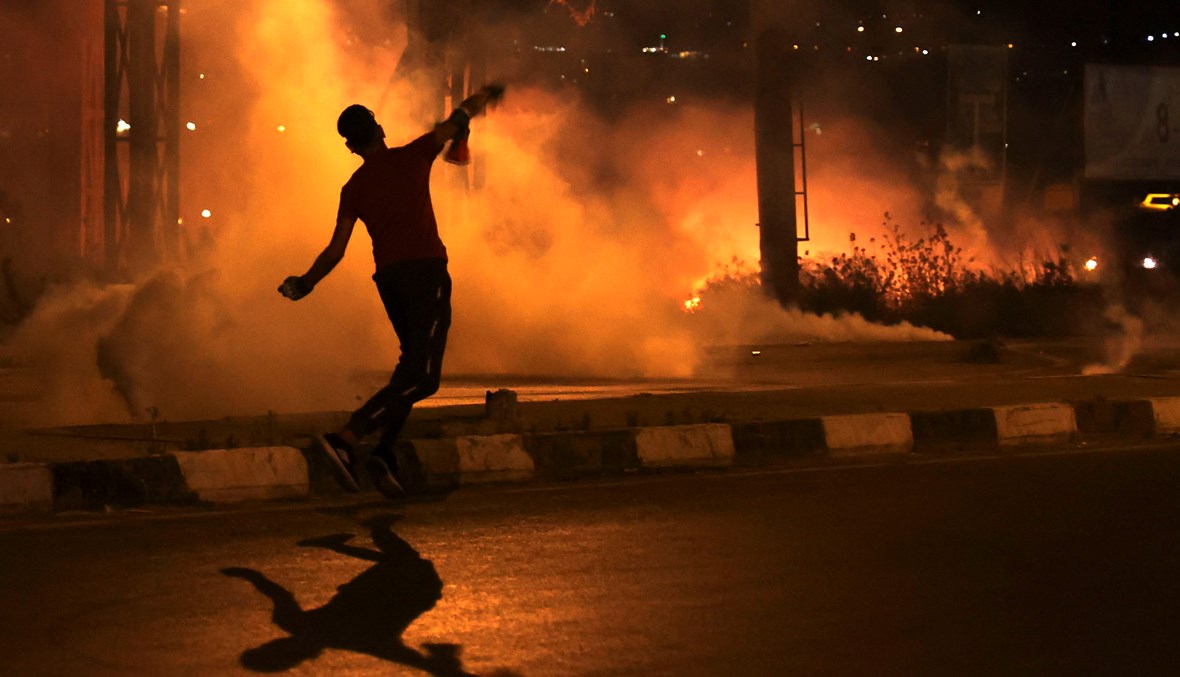 مشهد ليلي من عزّة خلال الاشتباكات (أ ف ب).