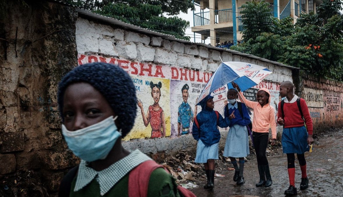 طلاب مدرسة ابتدائية في حي كيبيرا الفقير بنيروبي (10 ايار 2021، أ ف ب). 