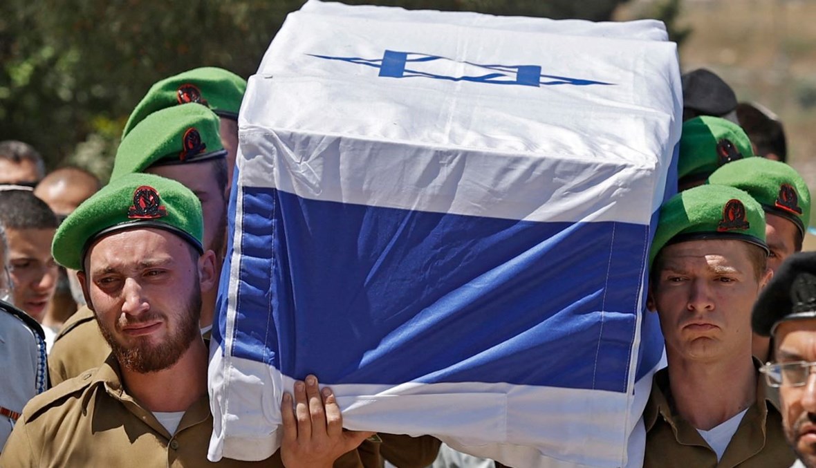 إسرائيليون يشاركون في مأتم جندي في الياكيم شمال إسرائيل (13 ايار  2021، أ ف ب). 
