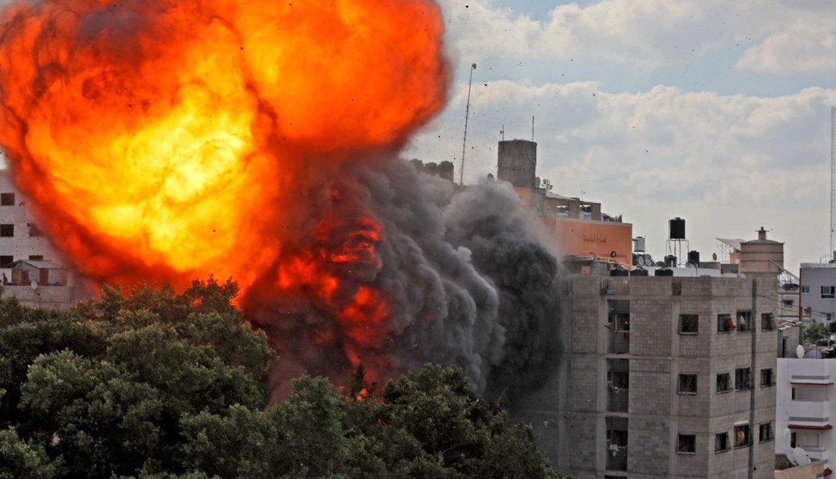 كرة نار تجتاح مبنى الوليد في غزة، والذي دمرته غارة جوية إسرائيلية (13 ايار 2021، أ ف ب). 