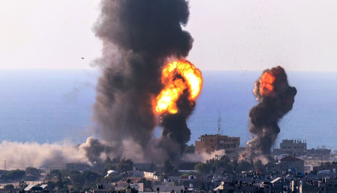 دخان يتصاعد من رفح جنوب قطاع غزة من جراء غارة جوية إسرائيلية عليها (13 ايار 2021، أ ف ب).