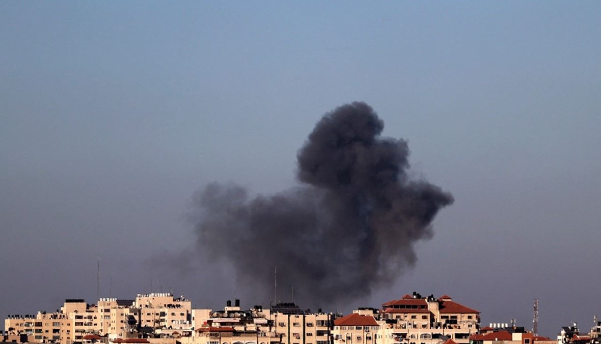 دخان يتصاعد من مدينة غزة، من جراء غارة جوية إسرائيلية عليها (13 ايار 2021، أ ف ب). 
