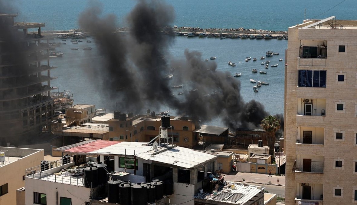 دخان أسود يتصاعد من ميناء غزة خلال غارة جوية إسرائيلية عليه (14 ايار 2021، أ ف ب). 