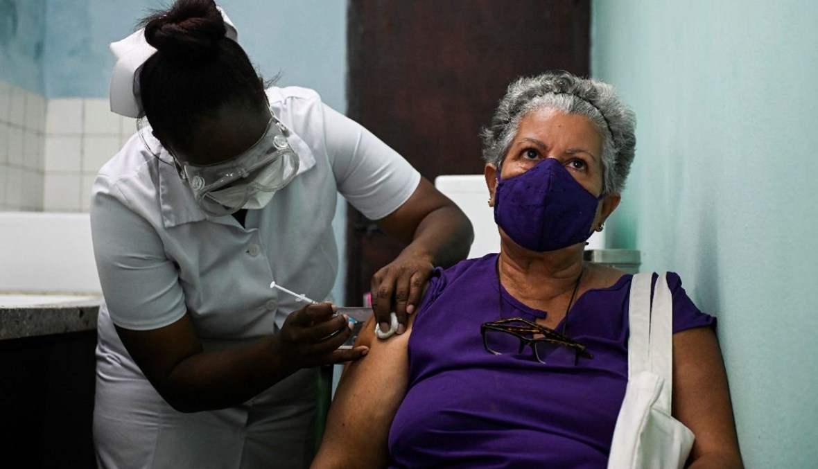 امرأة تتلقى لقاح كورونا في هافانا بكوبا (14 ايار 2021، أ ف ب).