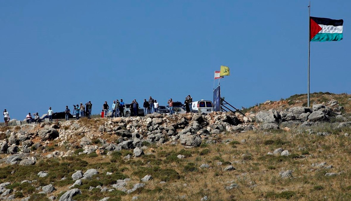 صورة من مستوطنة المطلّة المحتلّة تُظهر مسيرة الشبان اللبنانيين على الحدود الجنوبية اليوم (أ ف ب).