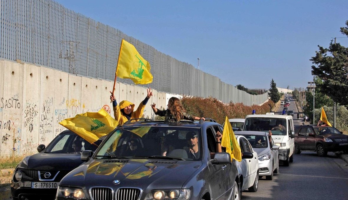 مسيرة شبّان "حزب الله" عصر اليوم عند الحدود الجنوبية (أ  ف ب).