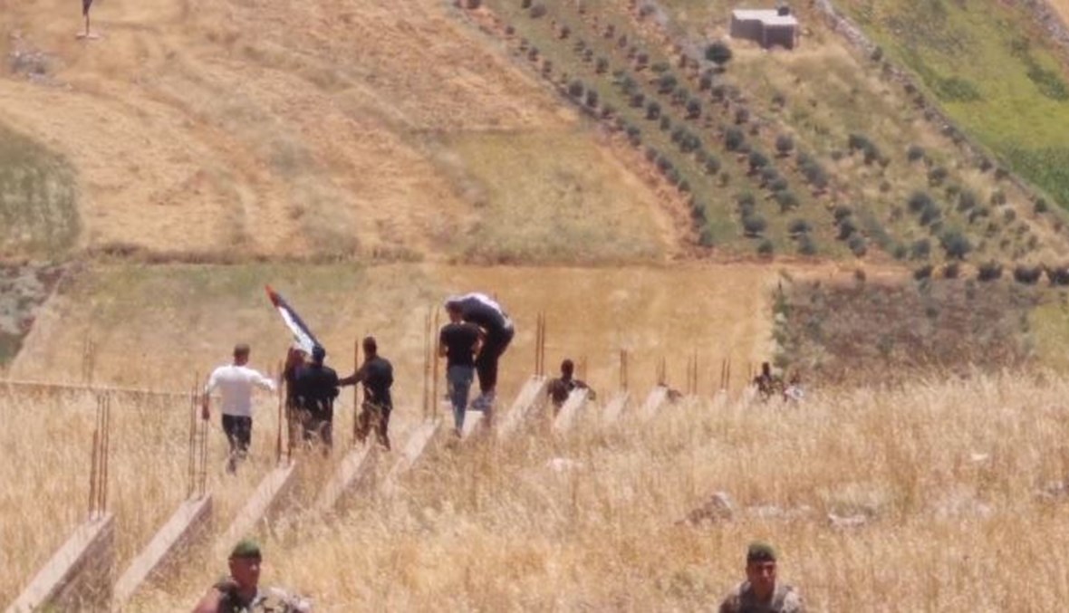 شبان يتخطّون الجيش وأمن "حزب الله" ويجتازون الحدود (فيديوات)