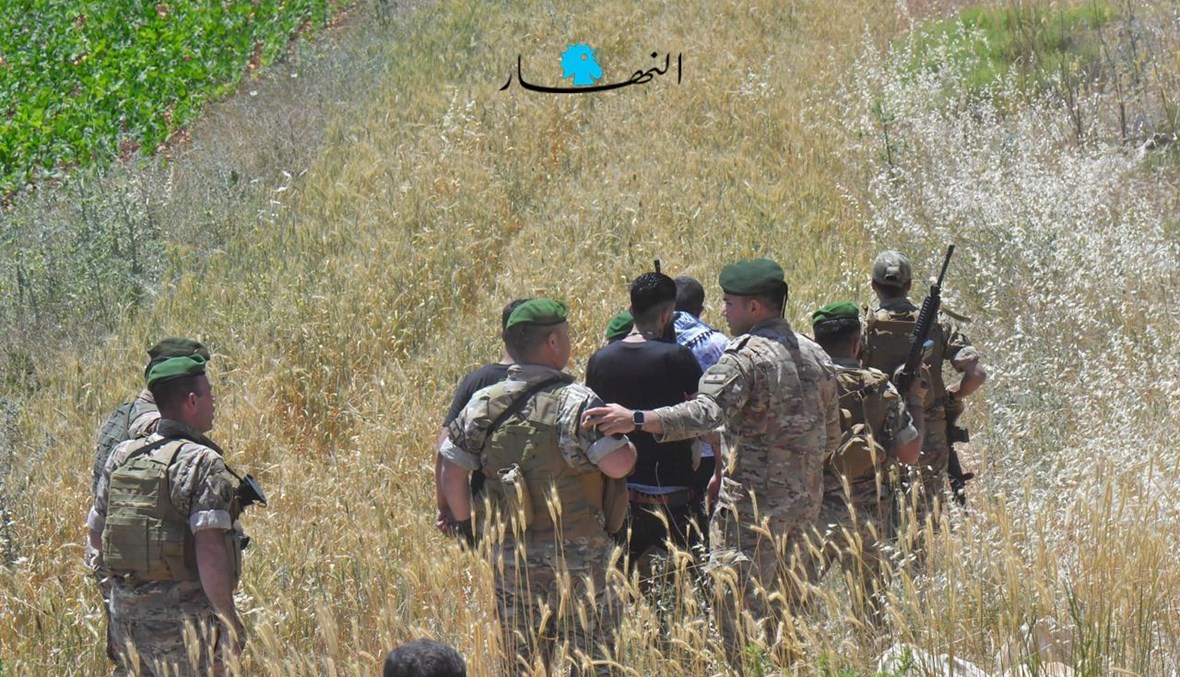  الجيش يعيد شباناً إلى الداخل اللبناني بعد منعهم من اجتياز الحدود (نبيل إسماعيل). 