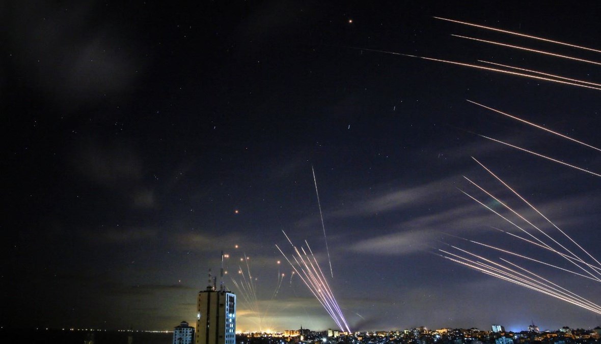 نظام القبة الحديدية الإسرائيلي يعترض صواريخ أطلقتها حماس باتجاه جنوب إسرائيل من بيت لاهيا في شمال قطاع غزة (16 ايار ، أ ف ب). 