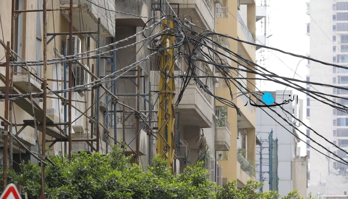 أسلاك كهربائية متشابكة في بيروت ("النهار").
