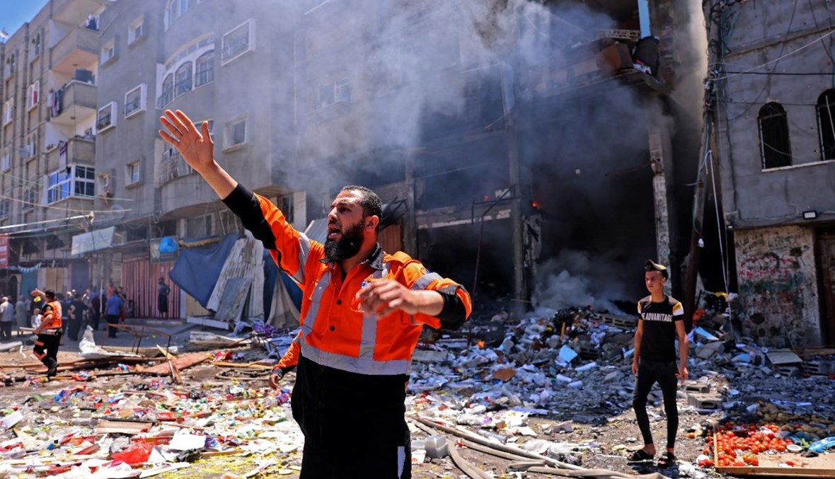 رجل إطفاء فلسطيني في أعقاب غارة إسرائيلية على رفح في جنوب قطاع غزة (15 ايار 2021، أ ف ب).