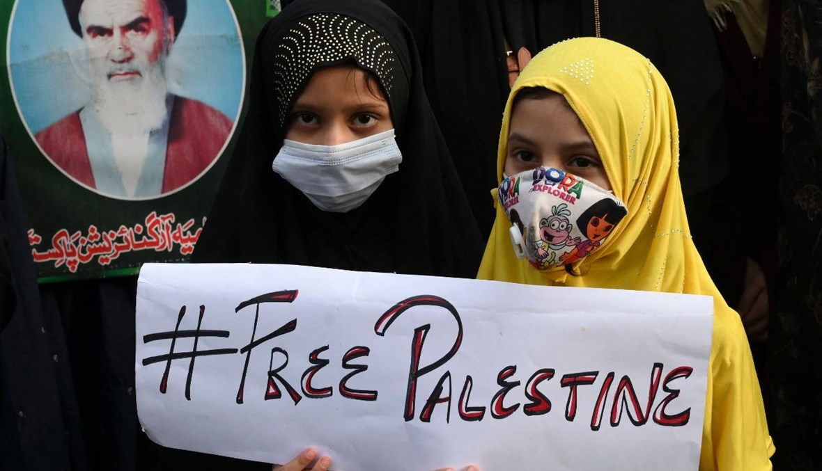 طفلتان تشاركان في تظاهرة في لاهور ضد الهجمات الإسرائيلية على قطاع غزة الفلسطيني (16 ايار 2021، أ ف ب).