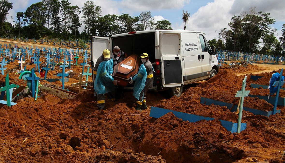 دفن أحد المتوفين بسبب فيروس "كورونا" في إحدى المقابر البرازيلية - 6 كانون الثاني 2021، "أ ب"